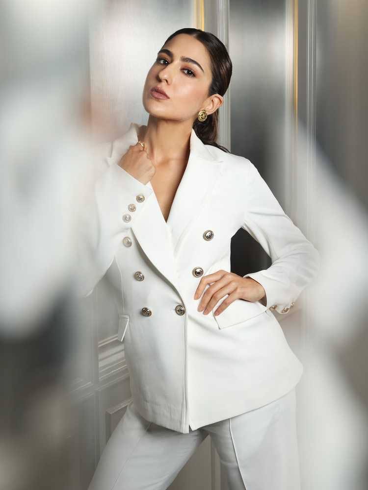 sara ali khan  ఈ అందాన్ని ఎప్పుడు గుర్తిస్తారు 