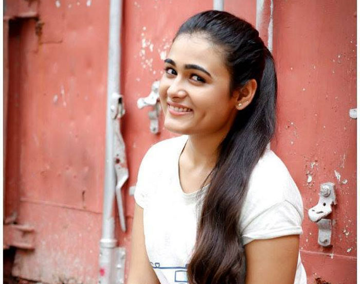 shalini pandey,kiss,arjun reddy,100 percent kadhaal  ముద్దుకి కొత్త నిర్వచనం చెప్పింది! 