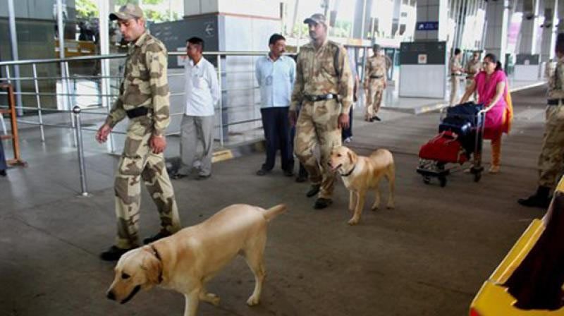 hyd  శంషాబాద్ ఎయిర్‌పోర్ట్‌ లో హై అలెర్ట్