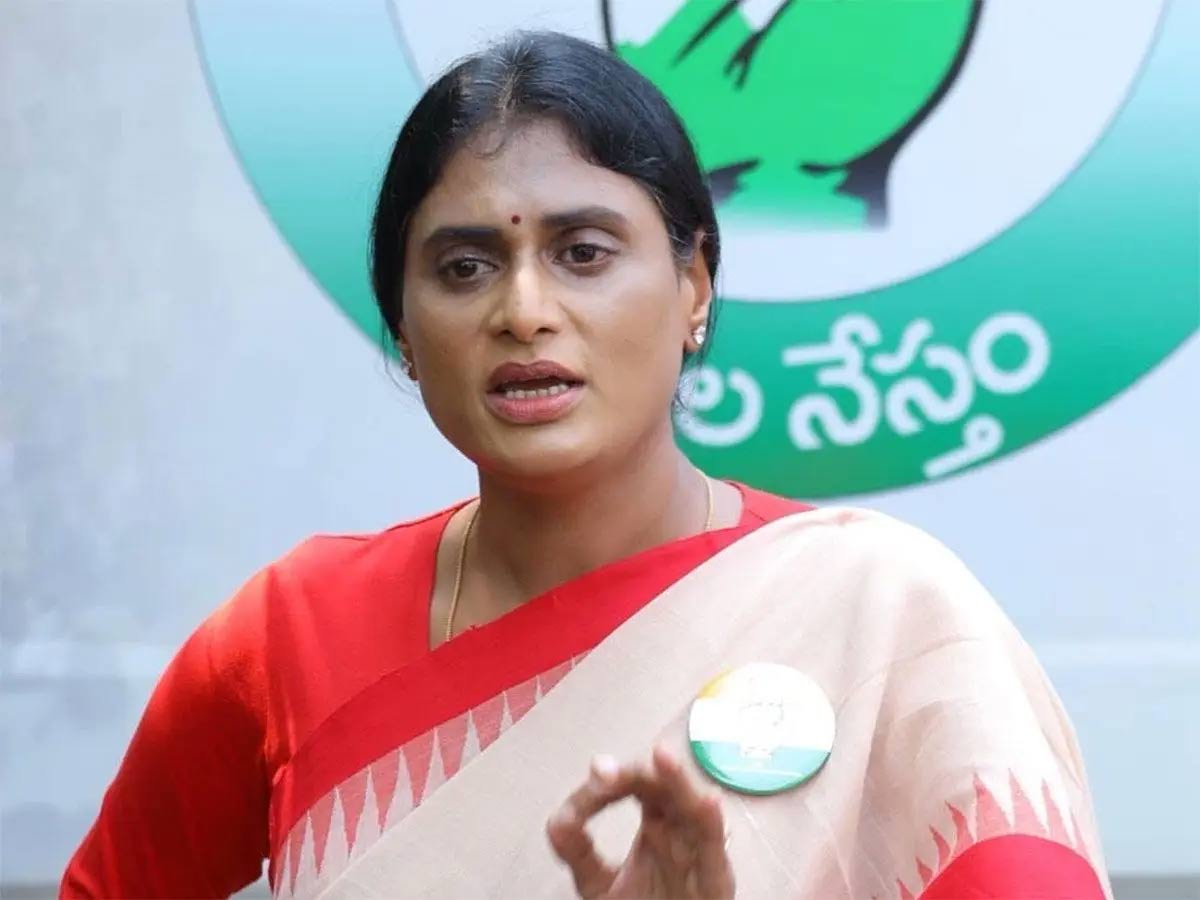 sharmila  అన్నా-వదినలకు లెఫ్ట్ అండ్ రైట్ ఇస్తున్న షర్మిల 