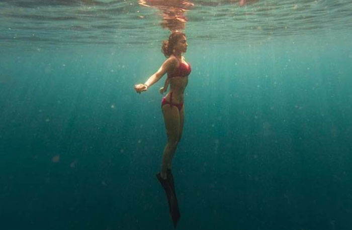 shriya,shriya saran,bikini pic,under water  శ్రియ అలాంటి వారి కోరిక తీరుస్తుంది..! 