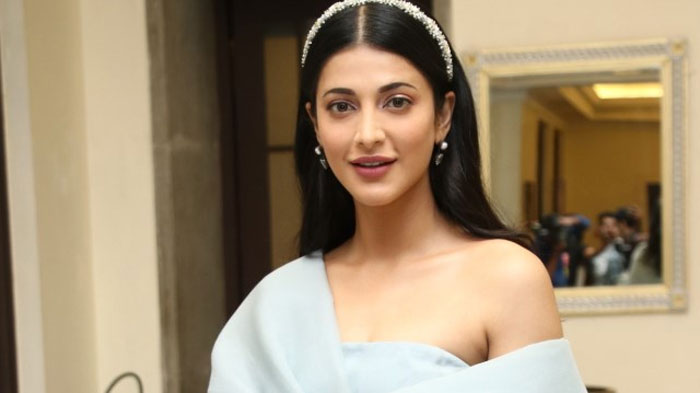 shruti haasan,cigarette,smell,sensational comments,netizens,chit chat  శృతిహాసన్ మరోసారి అడ్డంగా బుక్కయ్యేదే!