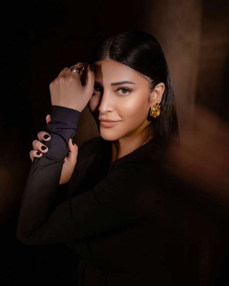 shruti haasan  క్యూట్ లుక్స్ లో శృతి హాసన్ 