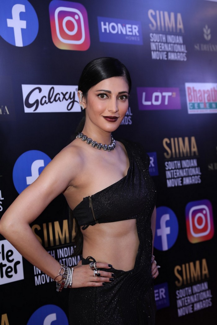 siima awards 2021 awards,sruthi hasan,sruthi hasan stills  సైమా శృతి సోయగం