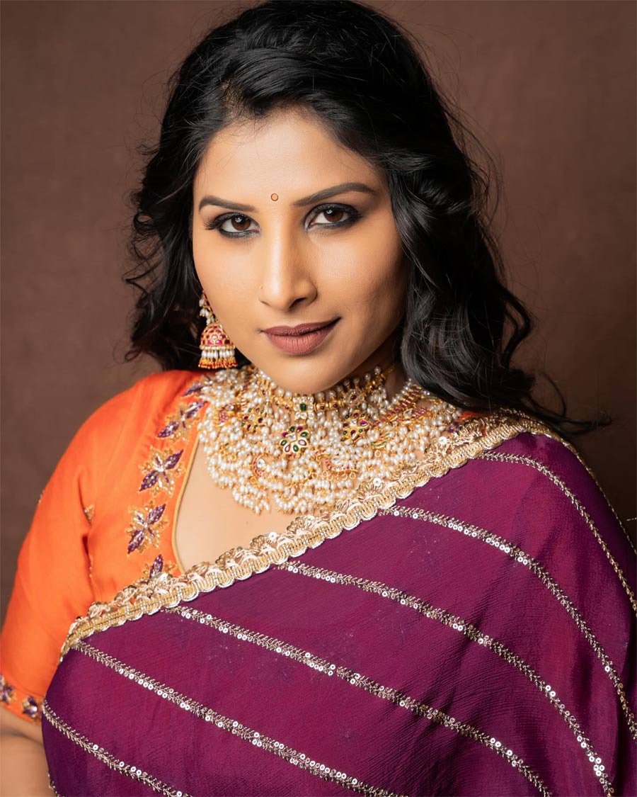 singer mangli  న్యాయవాదిపై సింగర్ మంగ్లీ రివర్స్ కేసు 