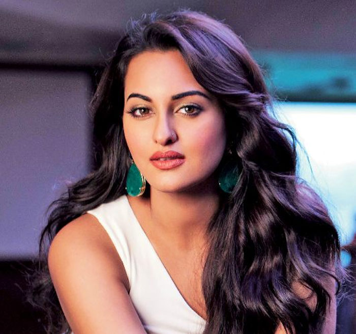 heroine sonakshi sinha,indian actress sonakshi sinha,rajinikanth  గోల్డెన్‌ లెగ్‌ కాస్త ఐరన్‌లెగ్‌గా మారిపోయింది..!