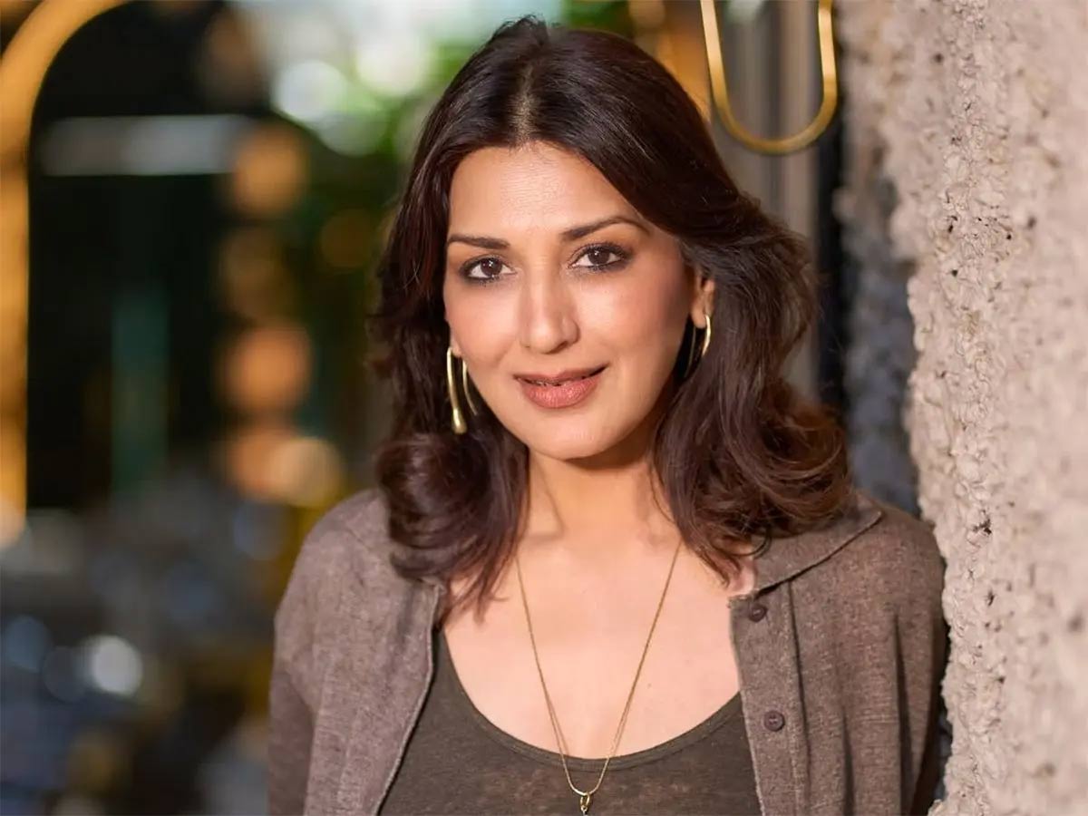 sonali bendre  సోనాలి బింద్రే పై భూ క‌బ్జా కేస్!