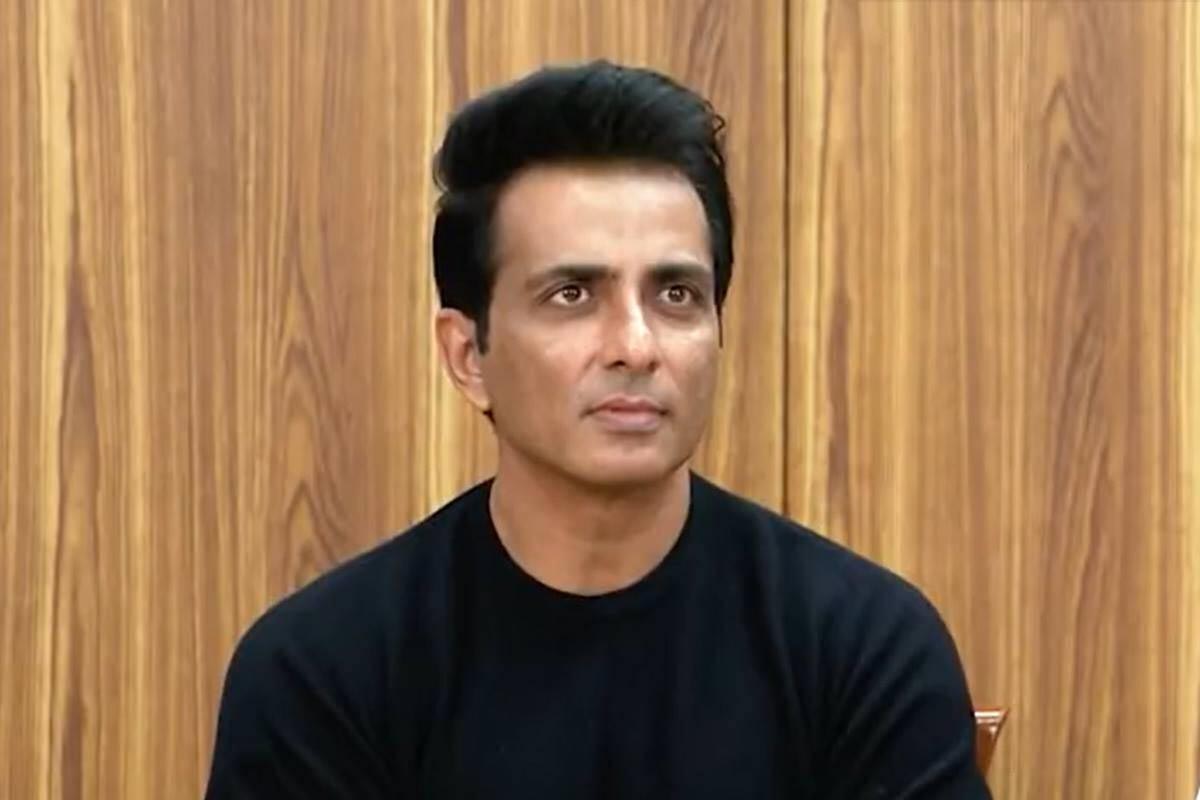 income tax,department,sonu sood  రియల్ హీరో ని మళ్ళీ విలన్ ని చేసారు 