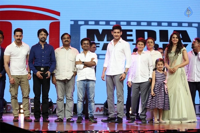 spyder,spyder pre release event,mahesh babu,ar murugadoss,krishna,celebrities speech at spyder pre release event  గట్టిగా కొడుతున్నాం- మహేష్ ఏం మారలా..!!