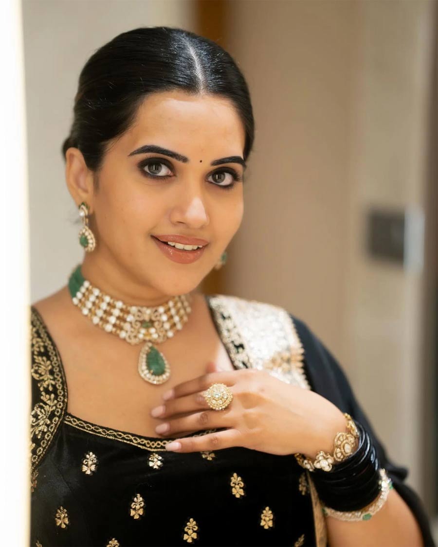 sravanthi chokarapu  అనసూయలా నెగ్గుతుందా..