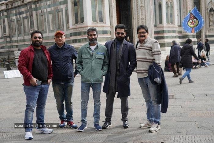 sravanthi ravi kishore,corona,italy trip,red movie,producer  ‘రెడ్‌’ ఇట‌లీ ట్రిప్ జ్ఞాపకాలు బయటపెట్టిన నిర్మాత!!