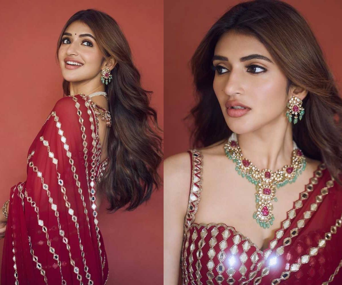 sreeleela  రెడ్ మిర్రర్ శారీ లో బ్యూటిఫుల్ శ్రీలీల 