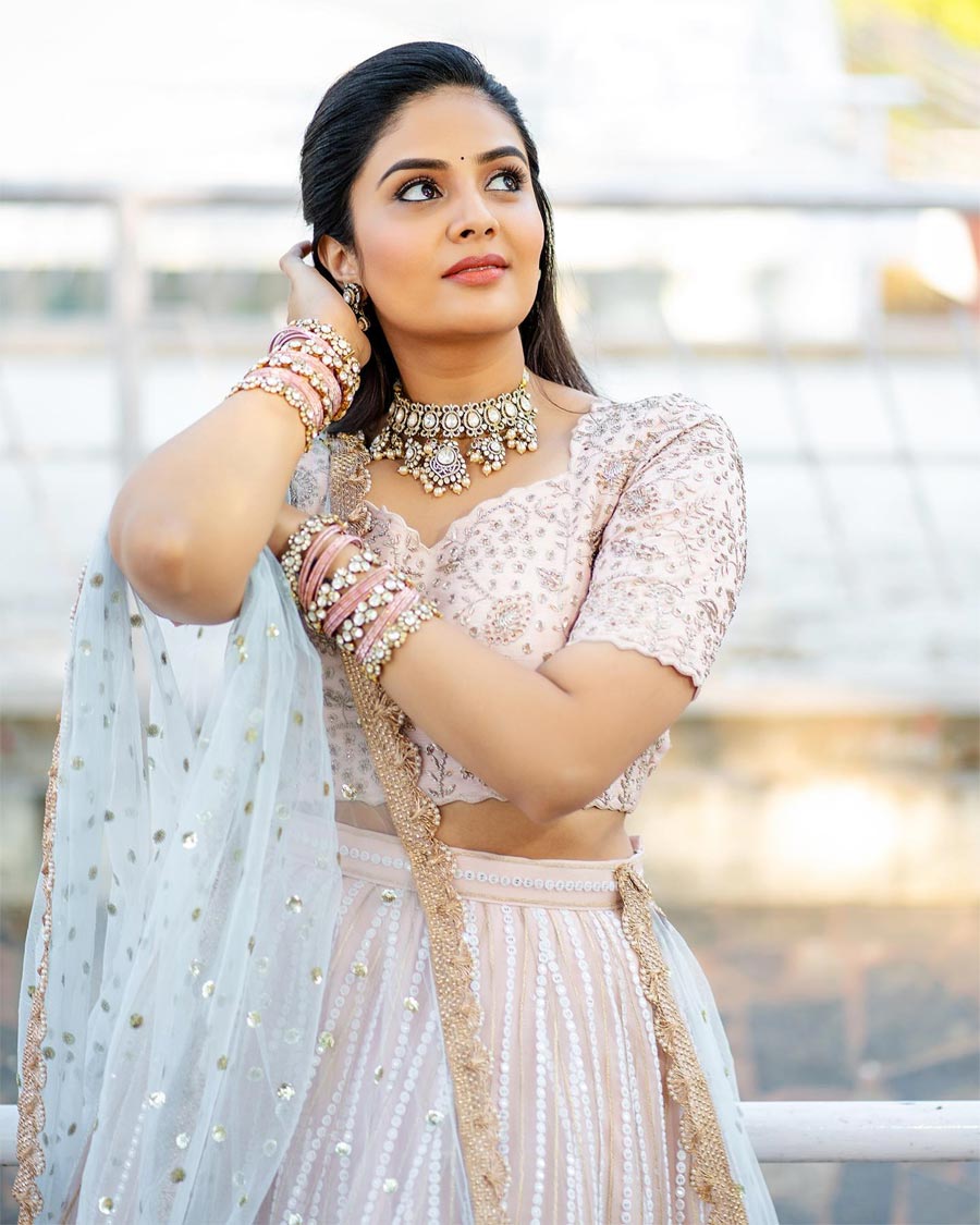 sreemukhi  శ్రీముఖి బ్యూటిఫుల్ లుక్ వైరల్ 