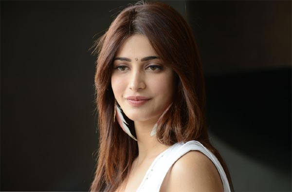 sruthihassan,veeram movie,ajith,lawyer role  సరికొత్త పాత్రలో శృతిహాసన్‌! 