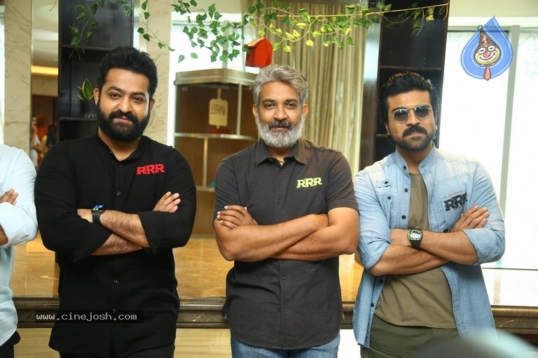 rajamouli,rrr press meet,ntr,ram charan,komaram bheem,alluri sita ramaraju,rrr movie  ఫాన్స్ ఇప్పటికైనా కూల్ అవుతారా