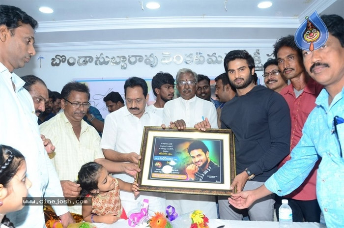 sudheer babu,promotes,nannu dochukunduvate,bhimavaram  సుధీర్‌బాబు దోచుకునేలానే ఉన్నాడు