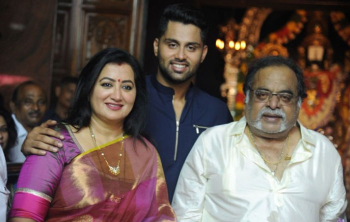 sumalatha,ambareesh,son abhishek,movie,aamar  ఒకప్పటి టాప్ హీరోయిన్ వారసుడొస్తున్నాడు!