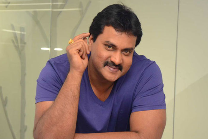 comedian sunil,trivikram srinivas,greatness,friendship  త్రివిక్రమ్‌ను మాములుగా లేపడంలా..!