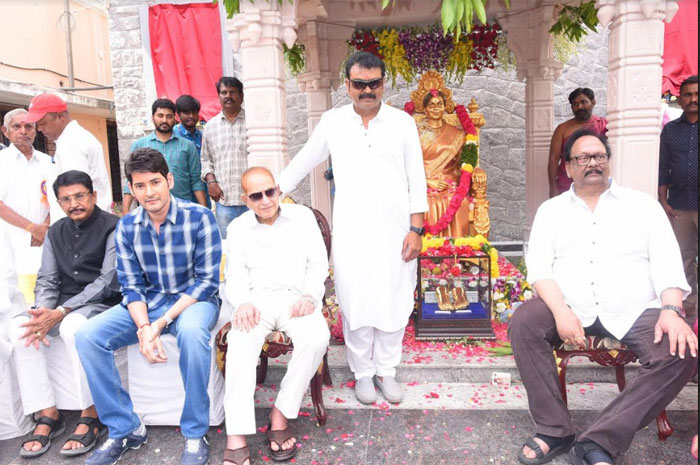 super star,krishna,inaugurates,vijaya nirmala,statue  సూపర్ స్టార్ ఆవిష్కరించిన విజయనిర్మల విగ్రహం