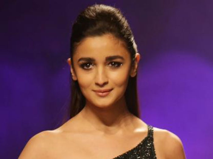 alia bhatt,craze,rrr movie,tollywood,bollywood  శ్రద్దా కపూర్ కంటే అలియానే హాట్ గురూ!