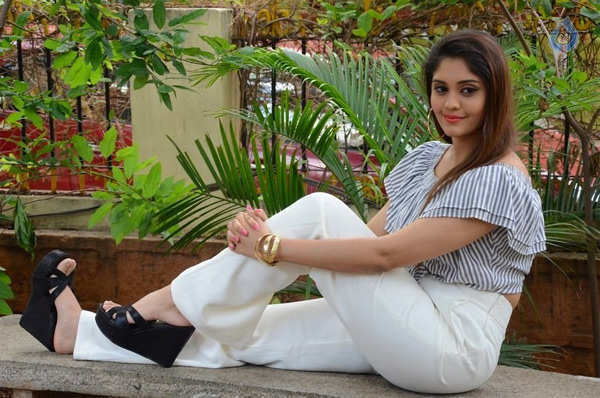 surabhi,gentlemen movie,nani,mohan krishna indraganti  గ్లామర్ తో పాటు నటన కూడా ఉండాలి: సురభి 