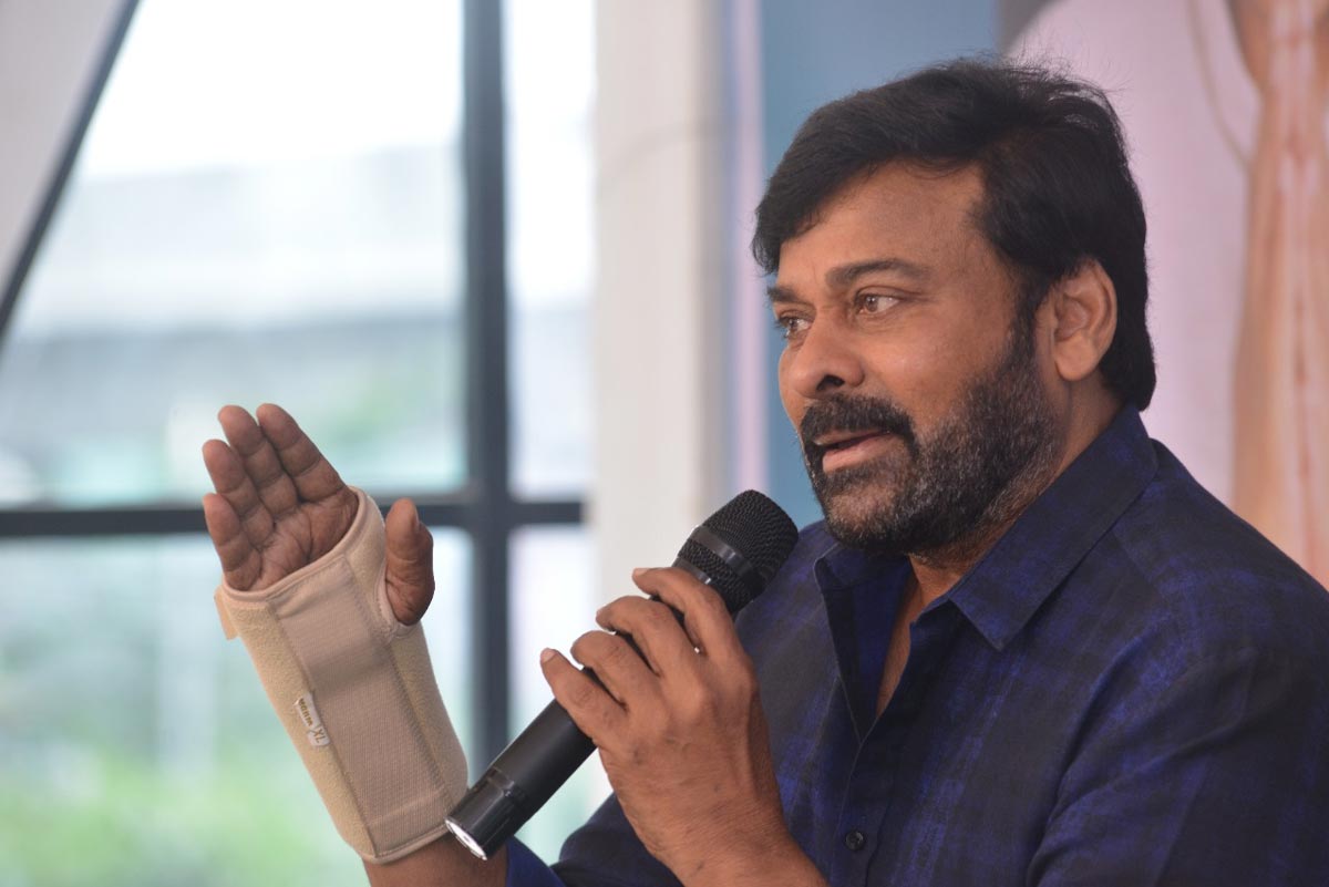 megastar chiranjeevi,chiru,undergone right hand surgery,god father shooting  మెగాస్టార్ చిరంజీవి చేతికి సర్జరీ!