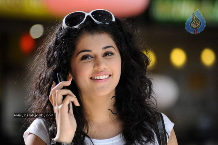 taapsee pannu,k raghavendra rao,bollywood,tollywood,top chances,feels  తాప్సి తట్టుకోలేకపోతోంది..! 