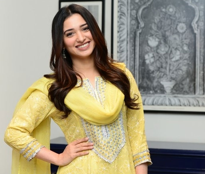 tamanna,queen remake,queen,heroine tamanna,that is mahalakshmi  ఈ 'క్వీన్‌' చాలా క్లారిటీగా ఉంది! 