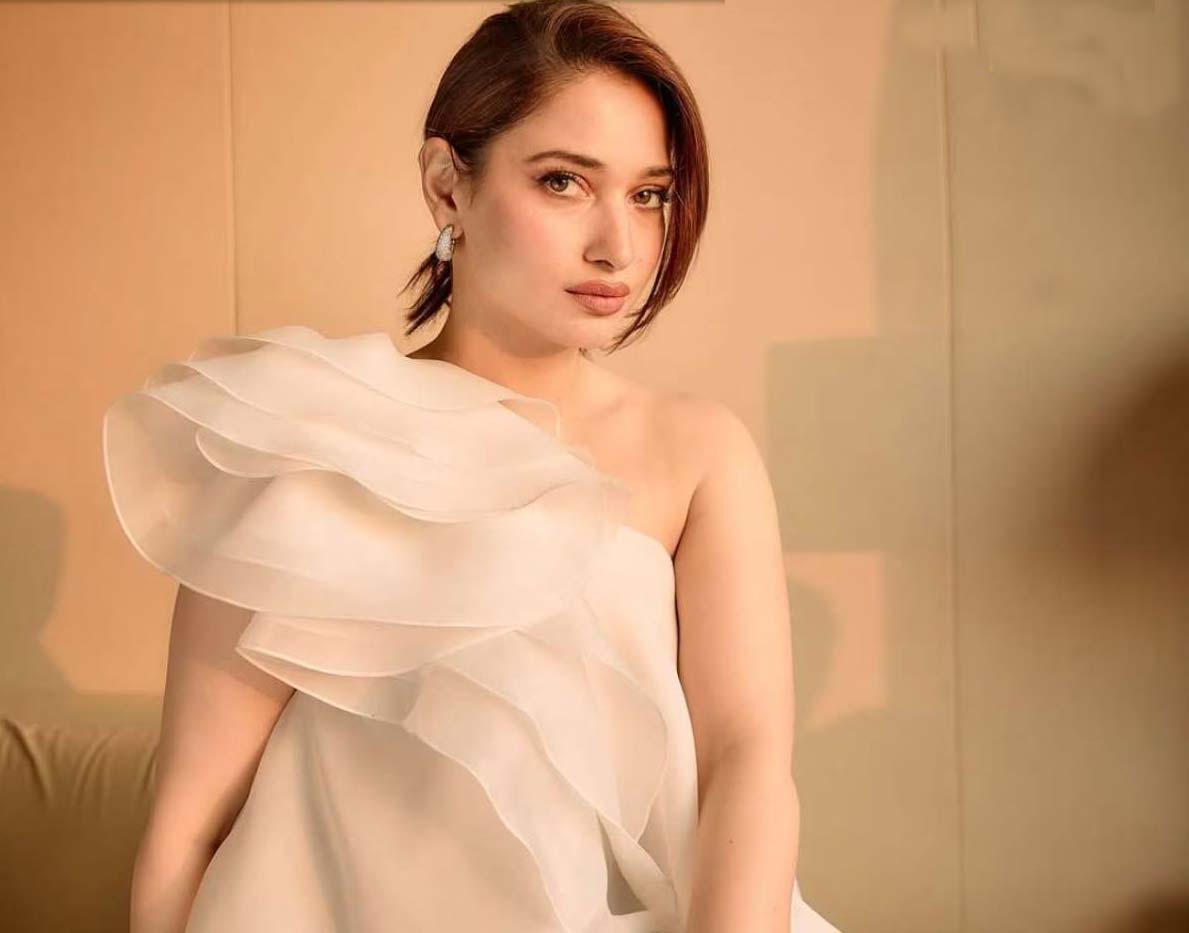 tamannaah  తమన్నా ఎలా ఫేస్ చేస్తుందో 