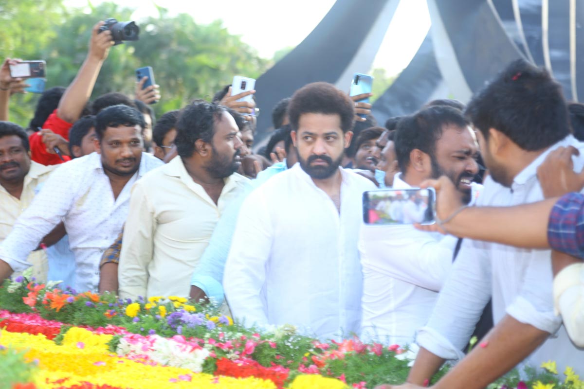 jr ntr,ntr ghat  Jr NTR ని చూసి రెచ్చిపోయిన అభిమానులు 