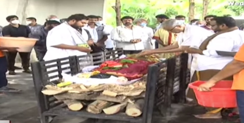 ntr,uma maheshwari funeral,ntr daughter uma maheswari,jr ntr,balakrishna,lokesh,chandrababu naidu  అత్త అంత్యక్రియలకు దూరంగా ఎన్టీఆర్ 