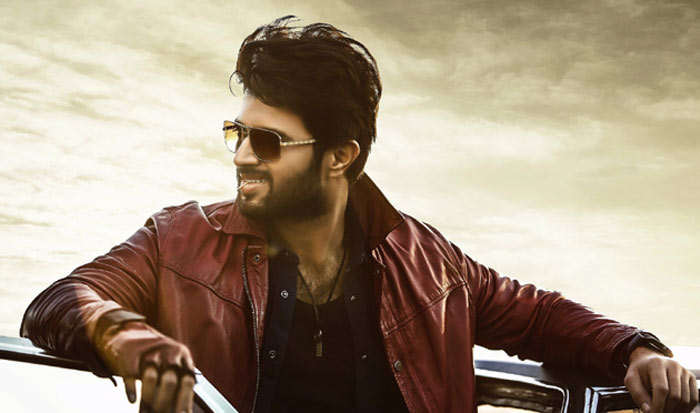 vijay deverakonda,fear,taxiwala,craze,telugu states,one more hit  విజయ్.. హీరోలను భయపెట్టేస్తున్నాడు..!