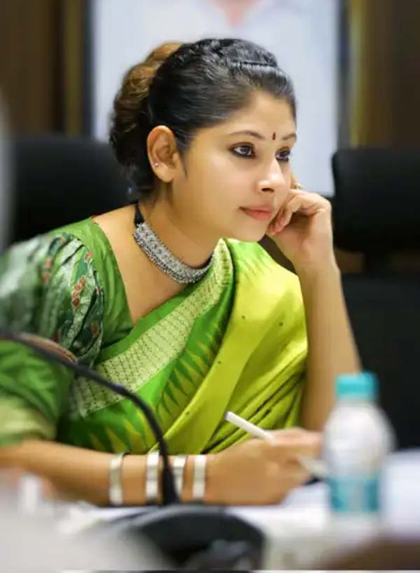 smita sabharwal  అయ్యో ఆమె అందాల పోటీ నుంచి అవుట్ 