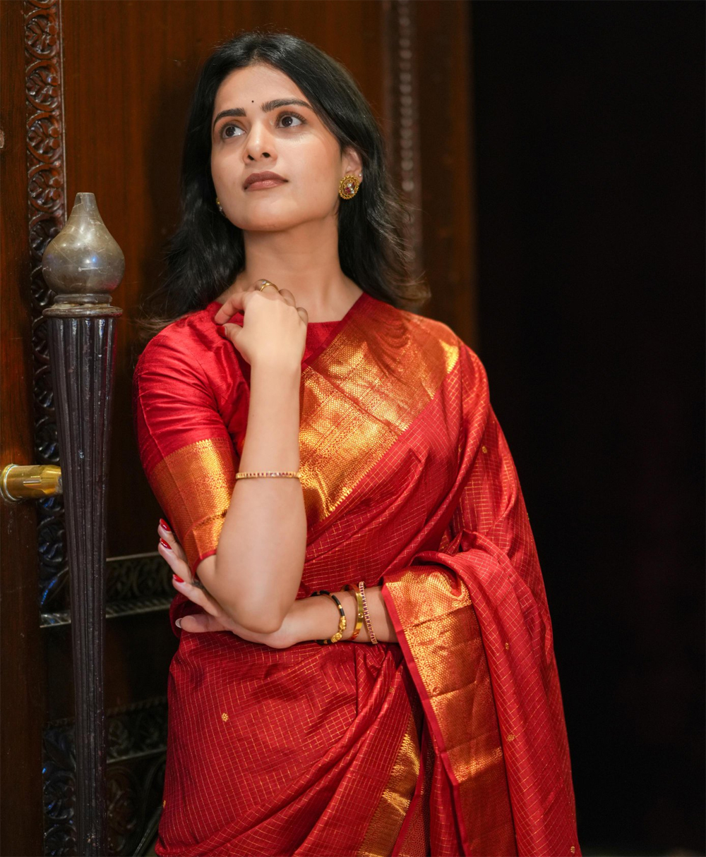 thanuja  ఇందుకే తనూజా నిన్ను ఆరాధించేది 