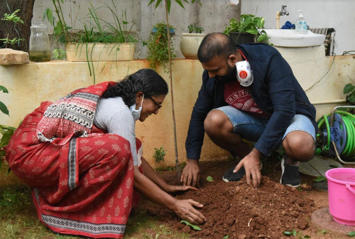 tharun bhascker,his mother,geetha,participates,green india challenge  గ్రీన్ ఇండియా ఛాలెంజ్‌ స్వీకరించిన తరుణ్ భాస్కర్!