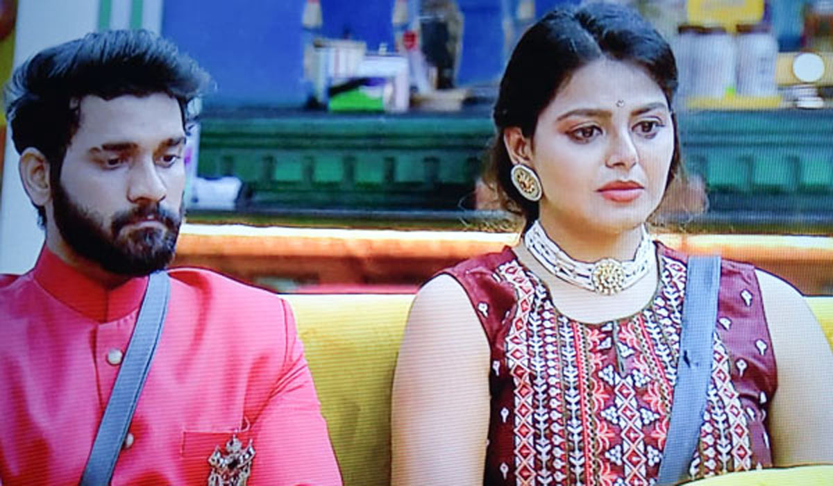 akhil,bigg boss,monal  అఖిల్ - మోనాల్ మధ్యలో ఏం లేదంట 