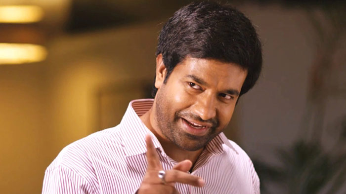 vennela kishore,naga chaitanya,brahmanadam,star comedian  ఈ కమెడియన్ కారణంగా సినిమా ఆపేశారు!