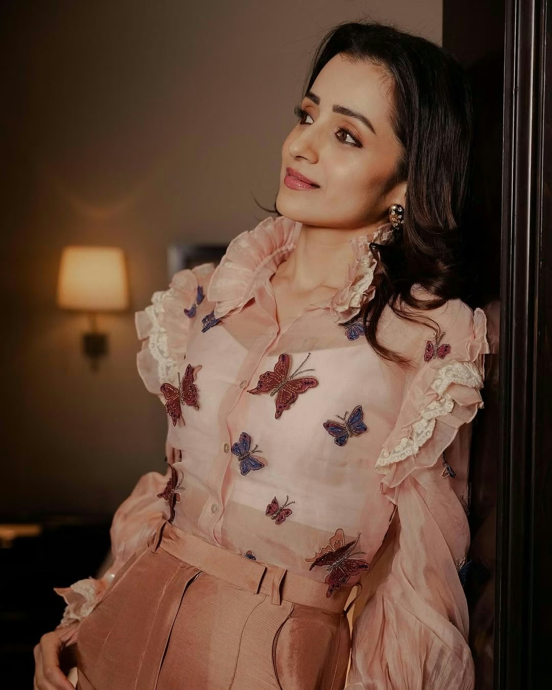 trisha  మిలమిల మెరిసే అందం త్రిష సొంతం 
