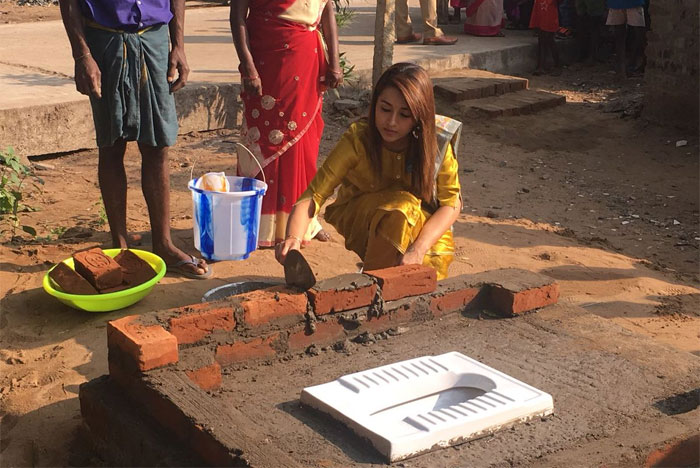 trisha,aali,constructs,toilets,campaign  త్రిష, అలీ గొప్పపని చేస్తున్నారుగా..!!