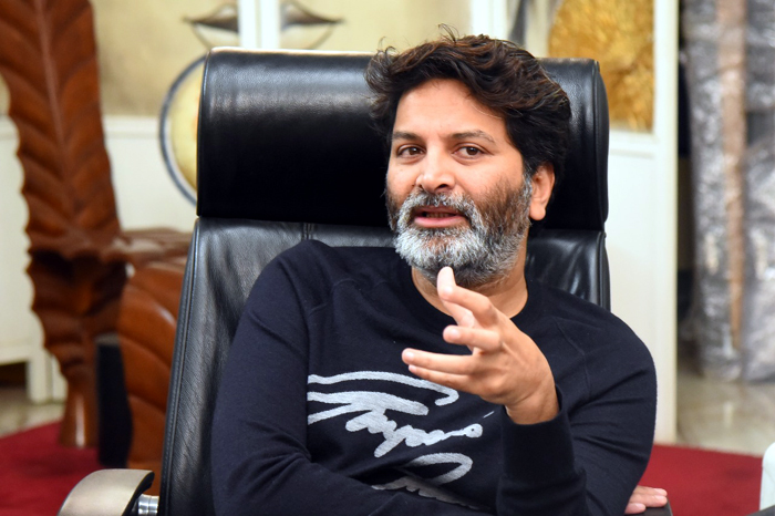 trivikram srinivas,confused,next movie,jr ntr,prabhas  ఆ ఇద్దరిలో ఎవరు.. కన్ఫూజన్‌లో త్రివిక్రమ్!