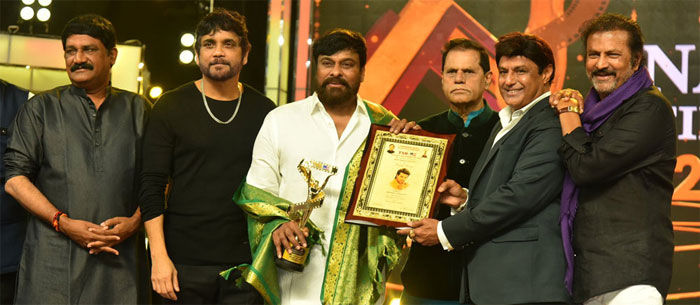 chiranjeevi,tsr,nagarjuna,mohan babu,balakrishna,vishal,tsrtv9 awards  ఇది ఆయనకు మాత్రమే సాధ్యం: చిరంజీవి