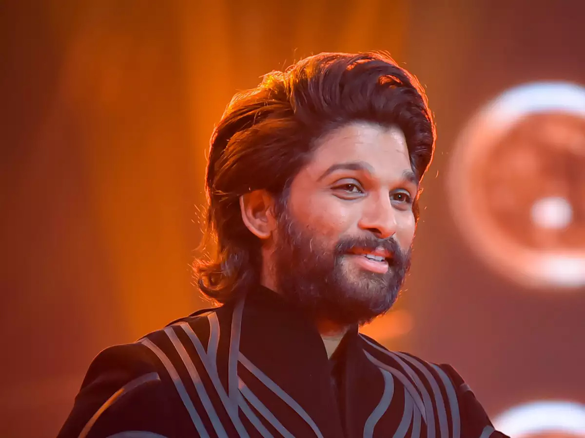 icon star,allu arjun,venu sriram icon movie,allua rjun - venu sriram,allu arjun eyeing two beauties  అల్లు అర్జున్ కోసం హీరోయిన్స్ వేట 