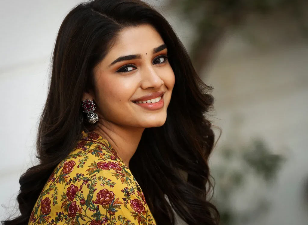 uppena beauty,krithi shetty,bags a big offer,young heroes,nithin,naga chaithya,krithi shetty stills,krithi shetty news  ఉప్పెన బ్యూటీ స్పీడుకి.. హీరోయిన్స్ బేజారు 