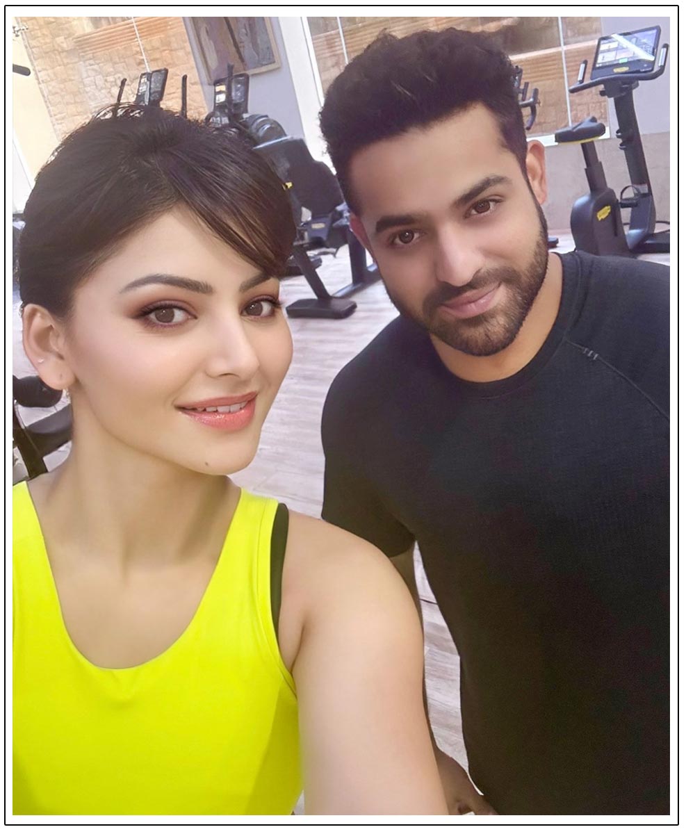 urvashi rautela  ఎన్టీఆర్ వార్ లుక్ తో బాలీవుడ్ హీరోయిన్ సెల్ఫీ 