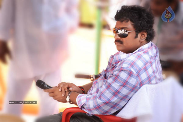 v.v.vinayak,akhil movie,nagarjuna,akhil akkineni  అందరి వేళ్లు వినాయక్‌ వైపే..! 