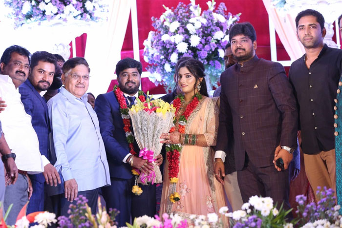 vallala chinna srisailam yadav,praveen kumar yadav,mahitha sri,marriage reception  సెలబ్రిటీల నడుమ చిన్న శ్రీశైలం యాదవ్ తనయుడి రిసెప్షన్‌