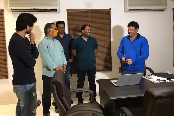 rgv,valliddari madhya movie,video song,vn aditya,ram gopal varma  ఆర్జీవీ ఆవిష్కరించిన ‘వాళ్లిద్దరి మధ్య’ మూవీ సాంగ్!