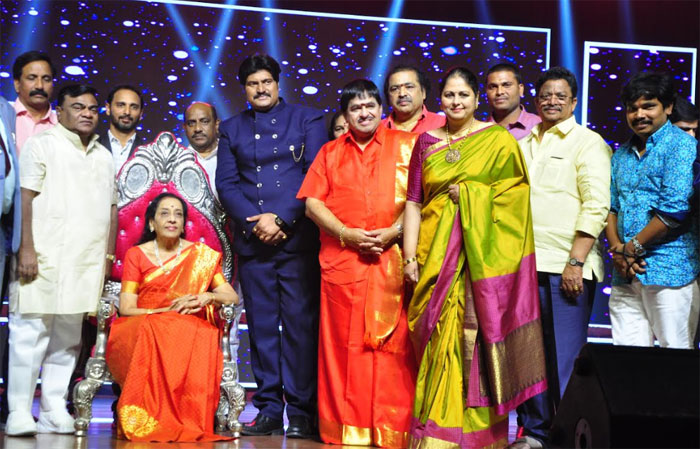 celebrities,speech,vb entertainment,venditera,awards,function  విబి ఎంట‌ర్‌టైన్మెంట్స్ వెండితెర అవార్డులు వీరికే!