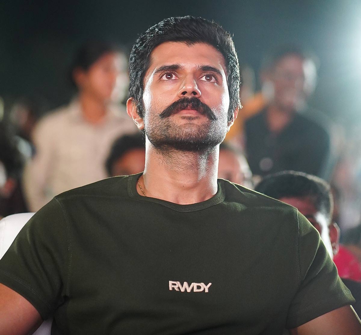vijay devarakonda  పాణం పెట్టేసిన దేవ‌ర‌కొండ‌