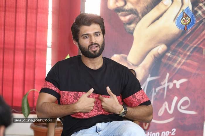 vijay devarakonda,geetha arts,uv creations,taxiwala,arjun reddy,dear comrade  అర్జున్‌ రెడ్డి నాని బాటలో నడుస్తున్నాడు..!